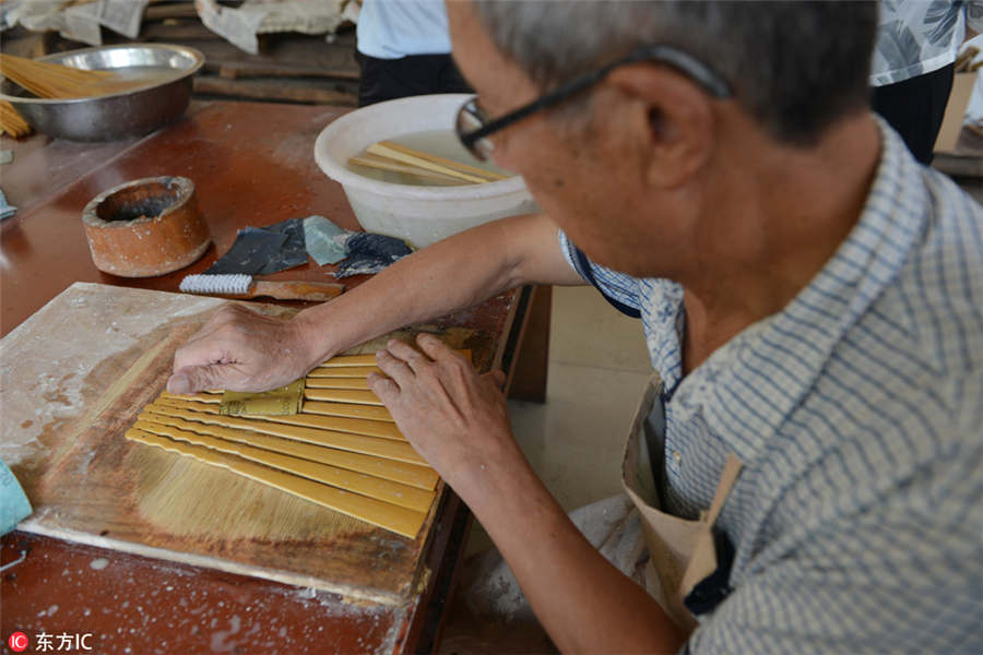 Handmade folding fan of Nanjing is work of art and labor