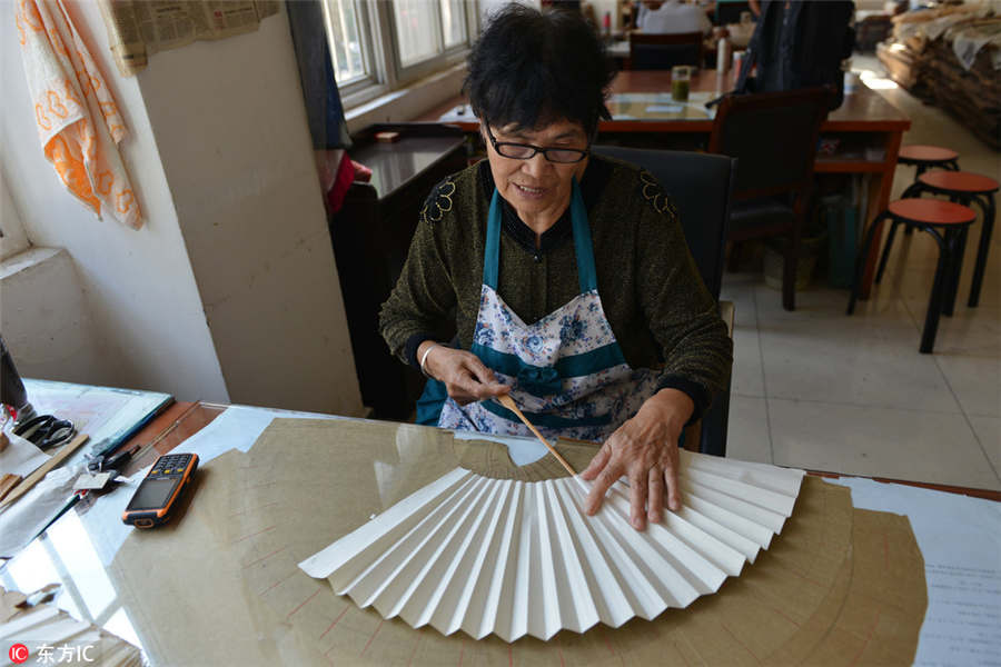 Handmade folding fan of Nanjing is work of art and labor