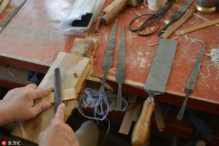 Handmade folding fan of Nanjing is work of art and labor