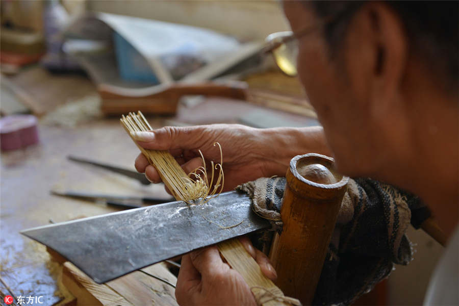 Handmade folding fan of Nanjing is work of art and labor