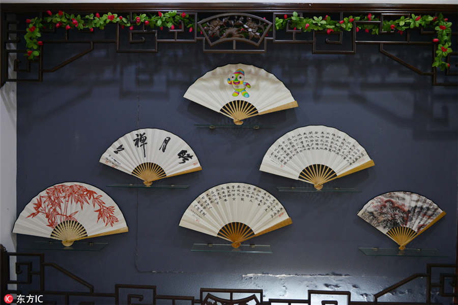 Handmade folding fan of Nanjing is work of art and labor