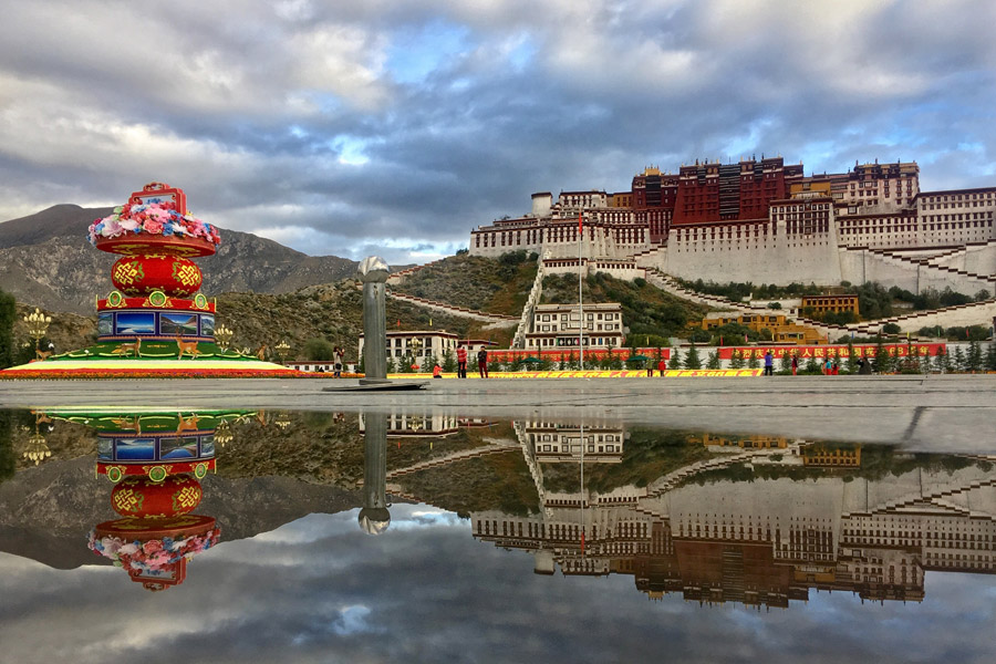 Tibet's Potala Palace decorated to greet National Day