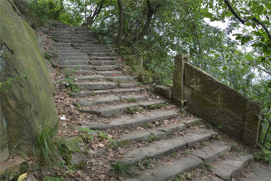 Young man records old Chongqing in pictures