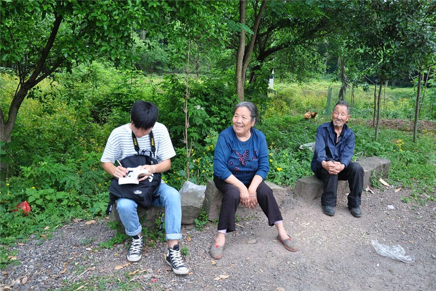 Young man records old Chongqing in pictures