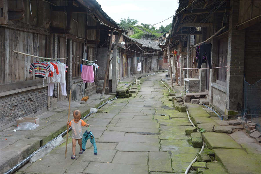 Young man records old Chongqing in pictures