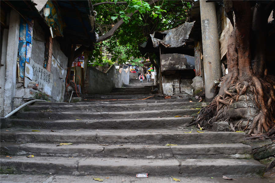 Young man records old Chongqing in pictures