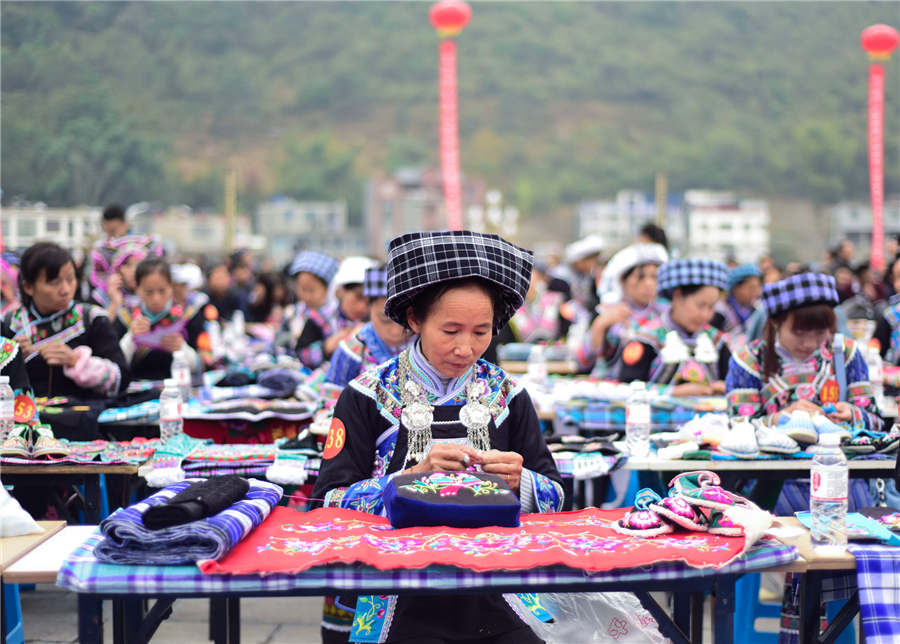 Female embroiderers compete in Guizhou