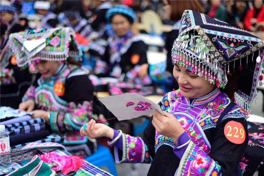 Female embroiderers compete in Guizhou