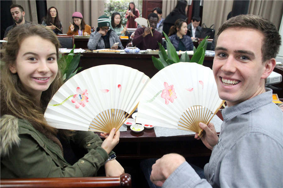 Foreigners experience Chinese fan art in Suzhou