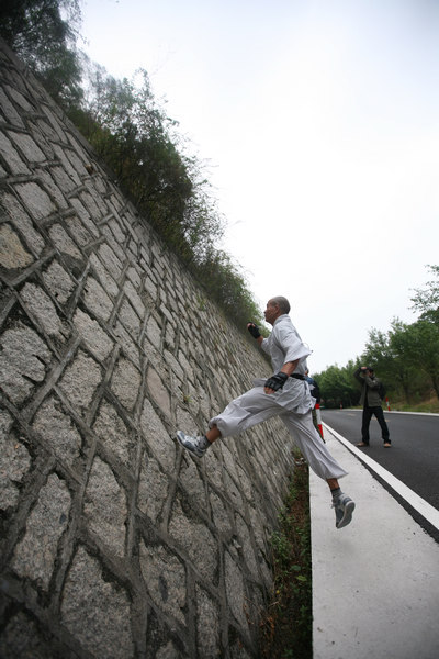 Shaolin monk 'flies' across wall