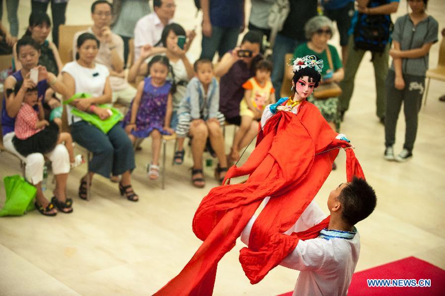 Lingnan puppet show held in Guangzhou
