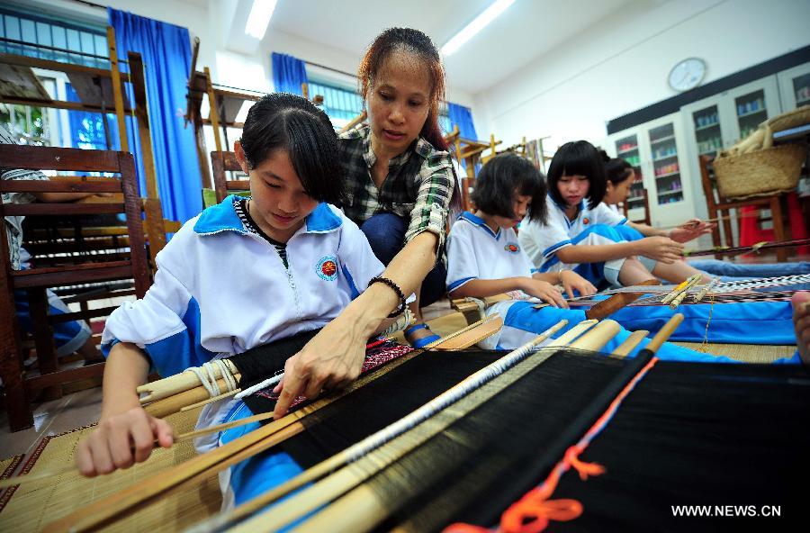 Students learn weaving Li brocade in Haikou