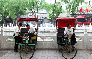 Students learn weaving Li brocade in Haikou