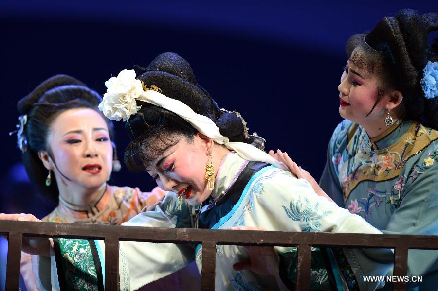 Artists perform Huangmei opera in Jinan