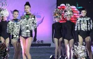 Folk costumes show hosted in Tibet