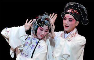 Ovation for Sichuan Opera star