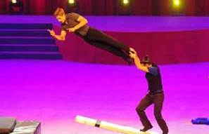 Acrobatics competition stuns Chongqing