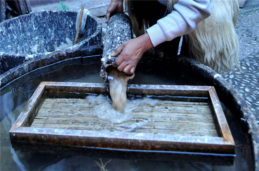 Dongba papermaking craft in Lijiang