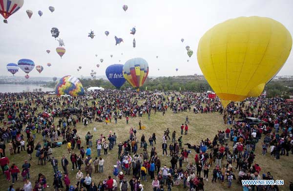 Hot air balloons take off at Int'l Balloon Festival