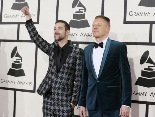 Macklemore & Ryan Lewis win best new artist, Beyonce opens Grammys