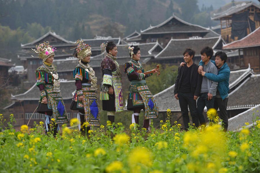 Dong people celebrate Spring Festival with singing and dancing