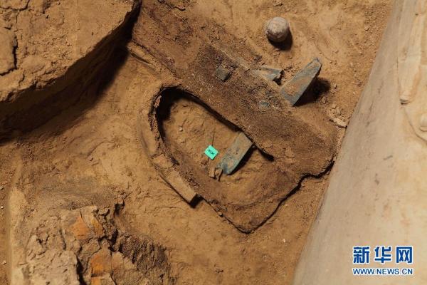 Complete crossbow found in pit of Xi'an