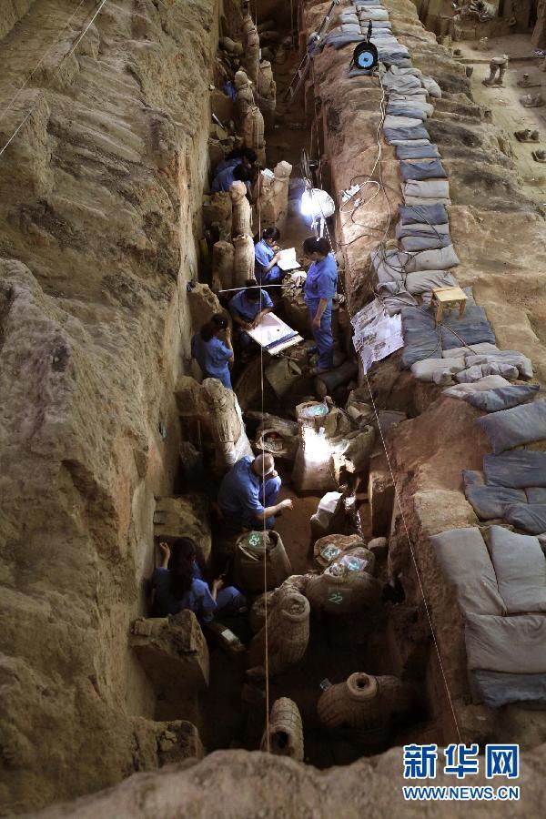 Complete crossbow found in pit of Xi'an