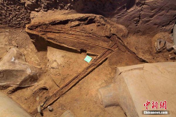 Complete crossbow found in pit of Xi'an