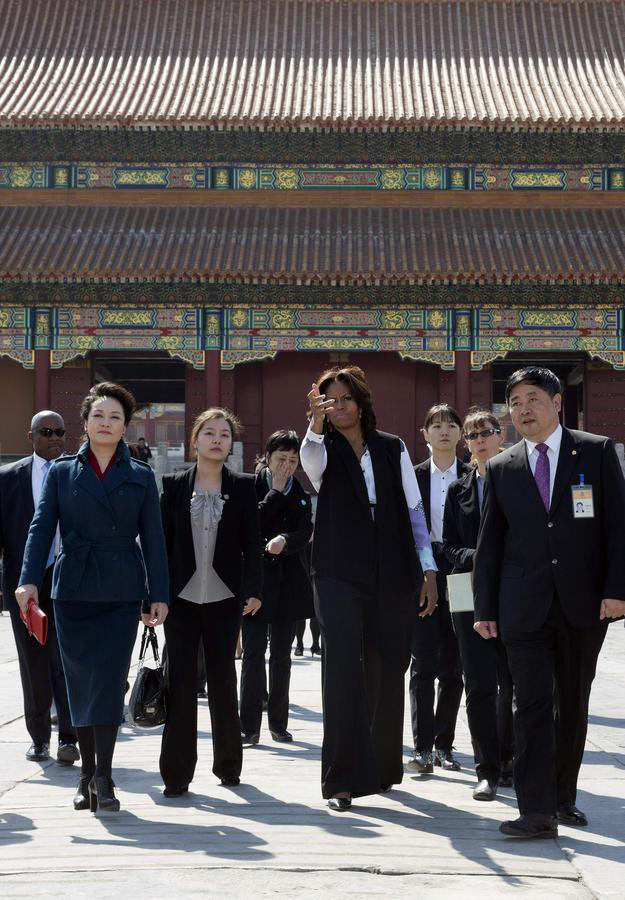 Peng Liyuan meets with Michelle Obama