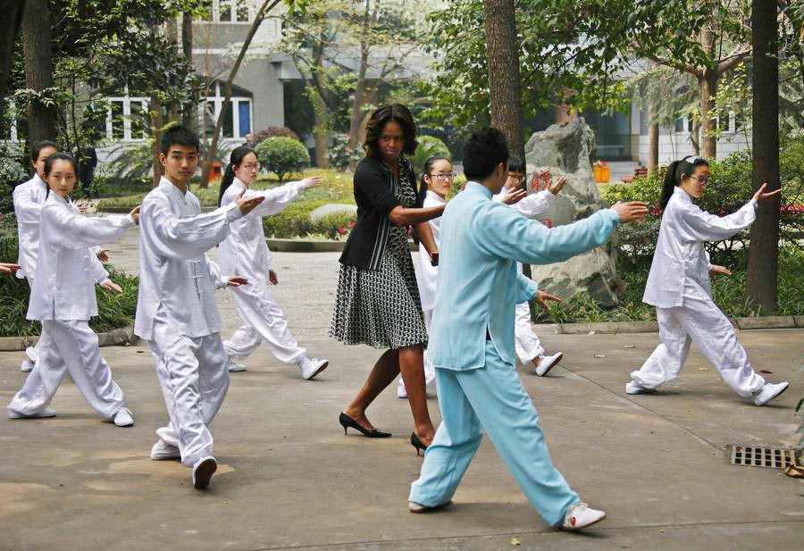 US first lady tries tai chi