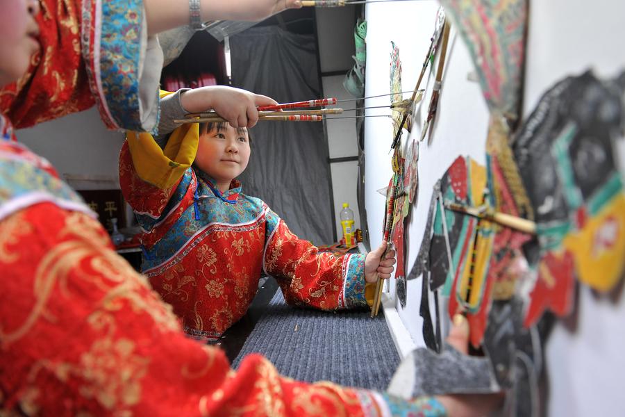 Special shadow puppet troupe in Pingyao