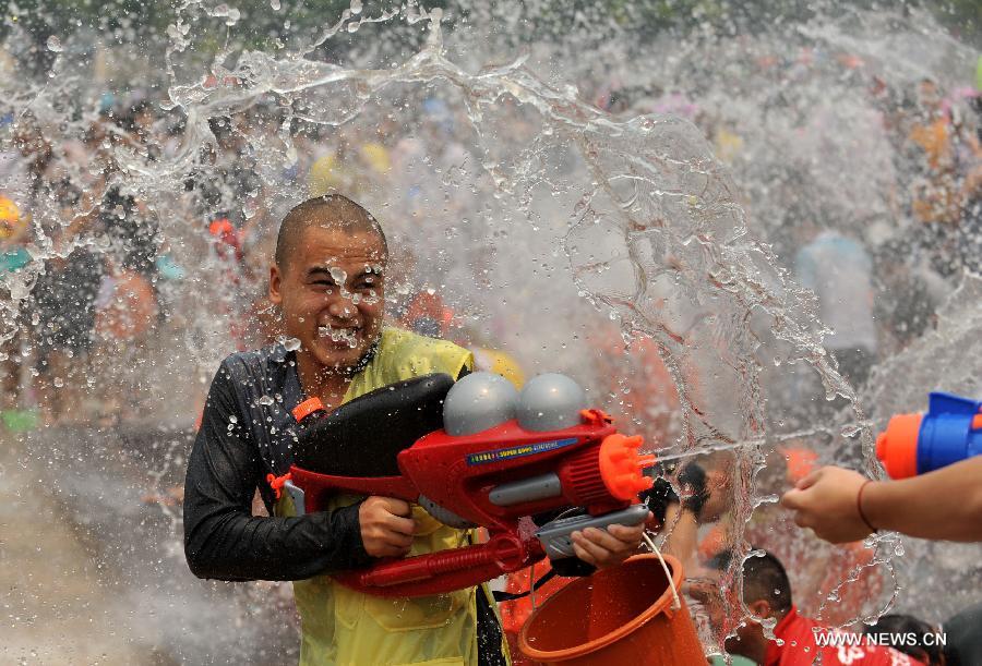 Water-splashing festival marked in Yunnan