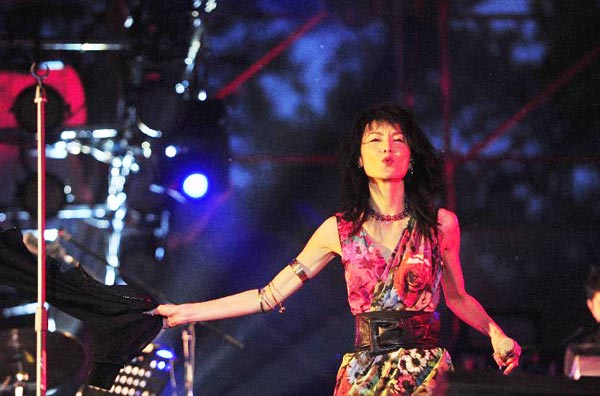 Maggie Cheung flops at music fests