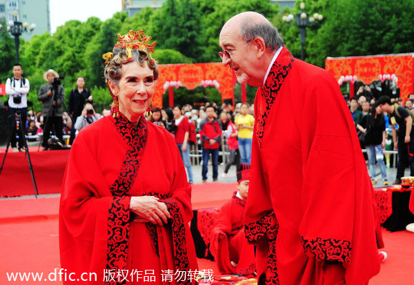 Chinese and foreign couples stage Han weddin