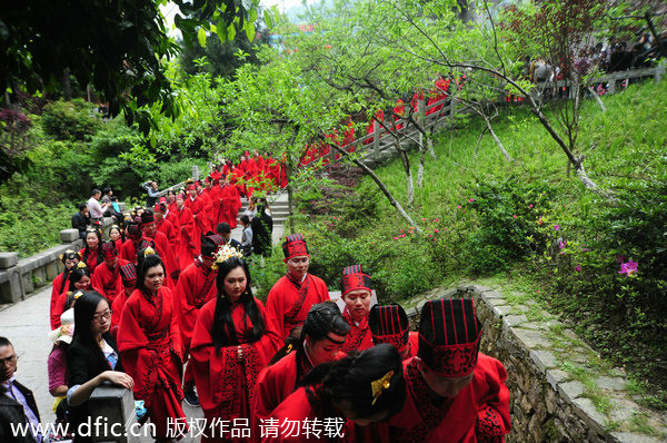 Chinese and foreign couples stage Han wedding