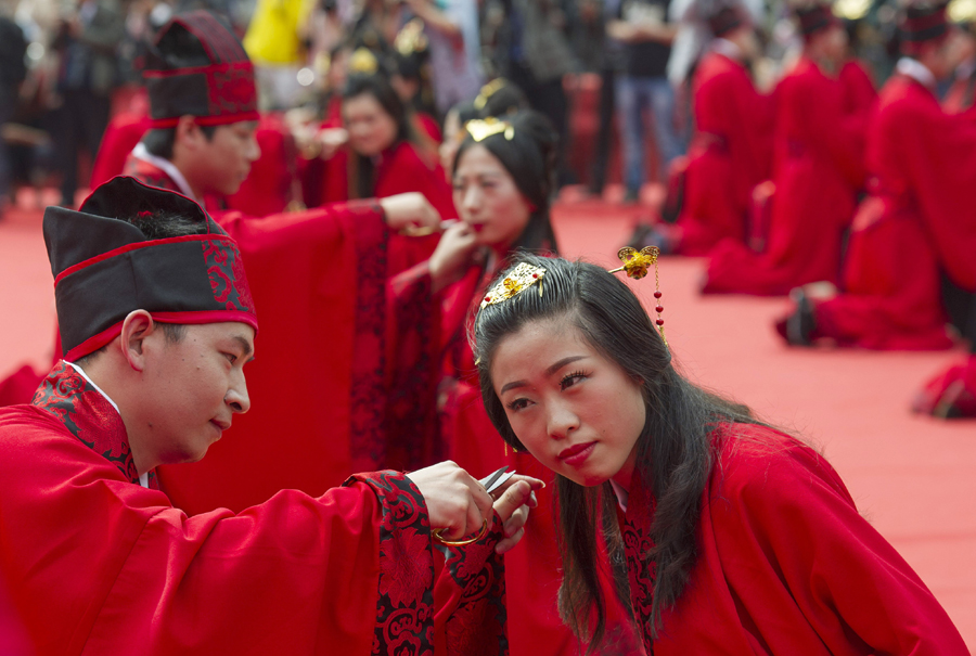 Chinese and foreign couples stage Han wedding
