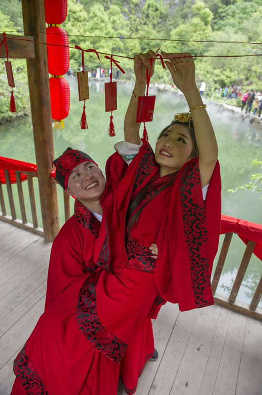 Chinese and foreign couples stage Han wedding