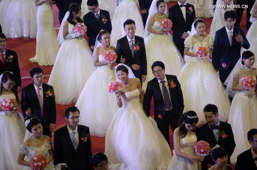 Alumni of Zhejiang University attend group wedding