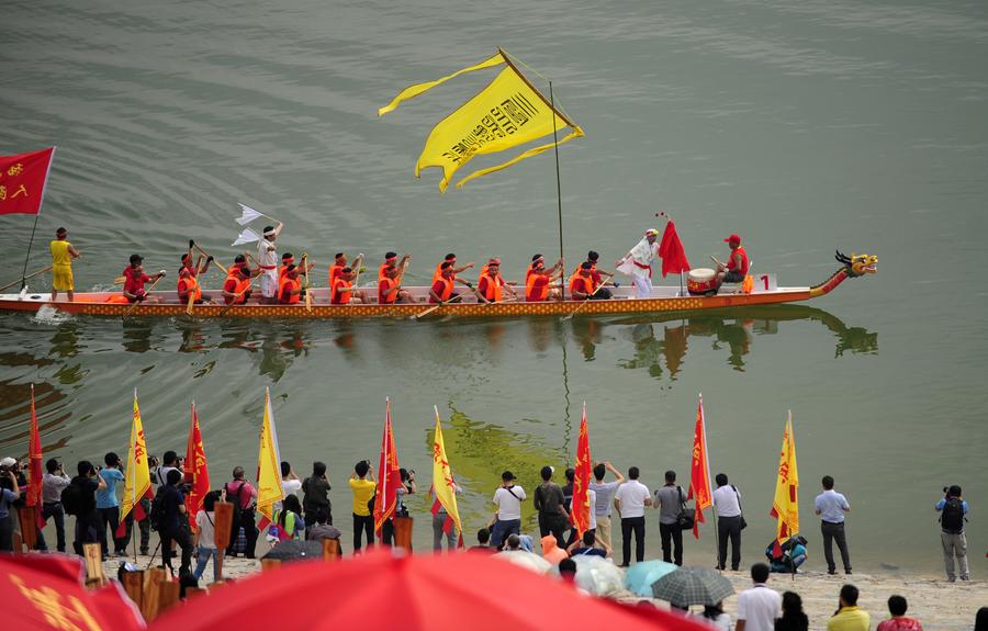 Dragon boat race held in China's Hubei