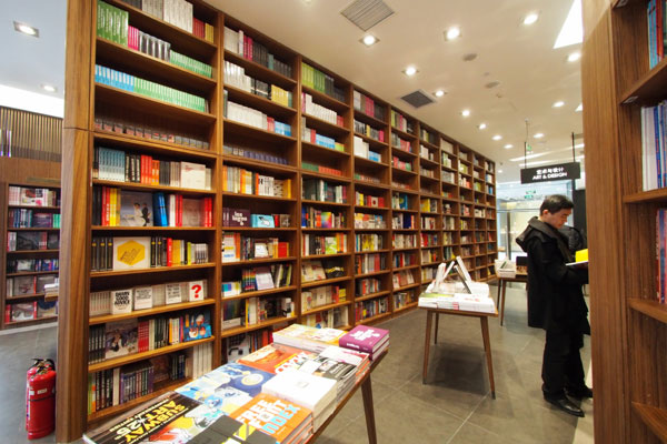Glance at bookstores for foreign bookworms