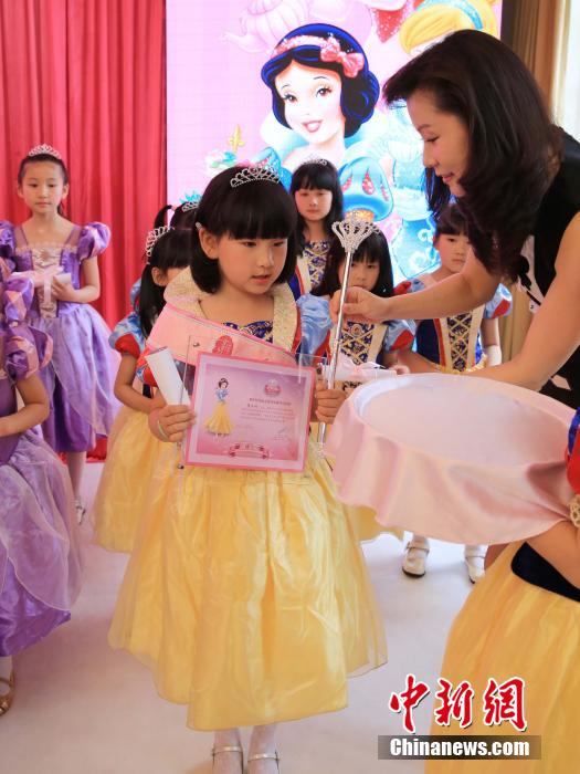 Chinese girls crowned the 'Little Disney Princess'