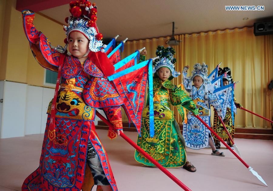 Children practice Peking opera in E China