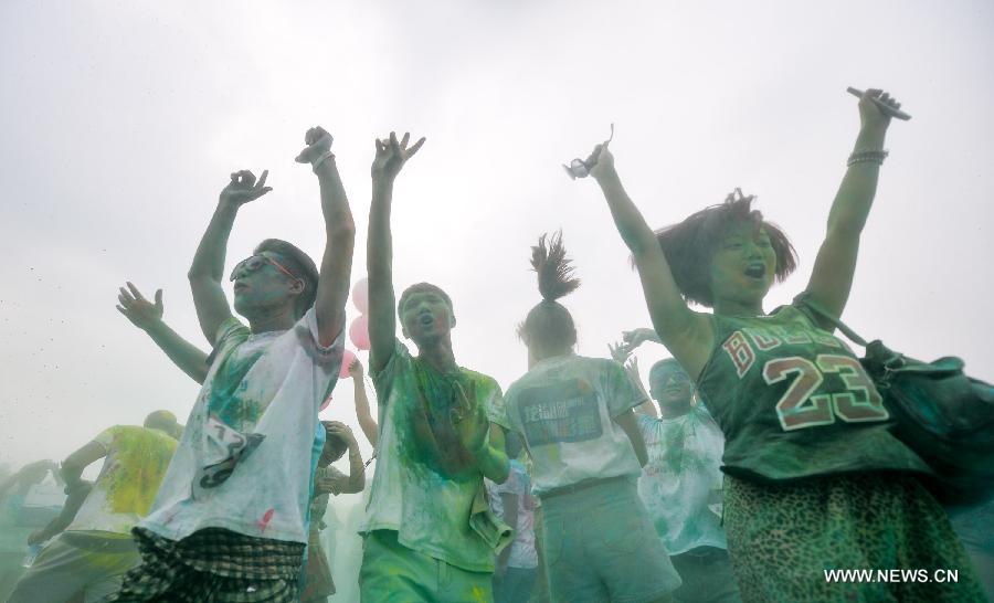 Spotlights of color run in Changsha