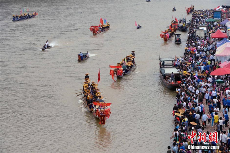 Miao people celebrate Dragon Canoe Festival