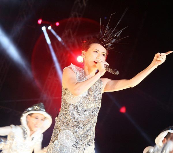 Stefanie Sun holds concert in Singapore