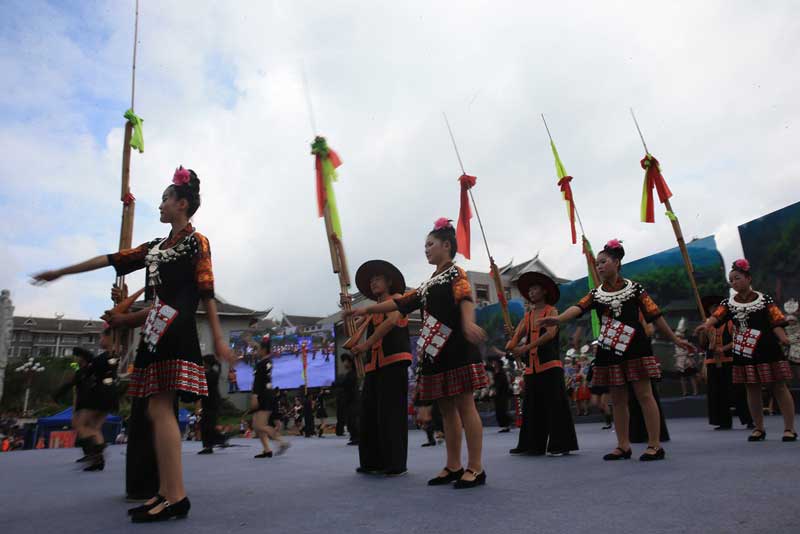 Tens of thousands of people perform drum dance in Guizhou