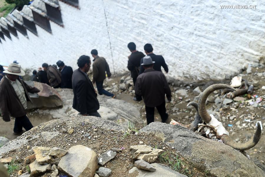 Buddhists attend Thangka worship activity in Tibet