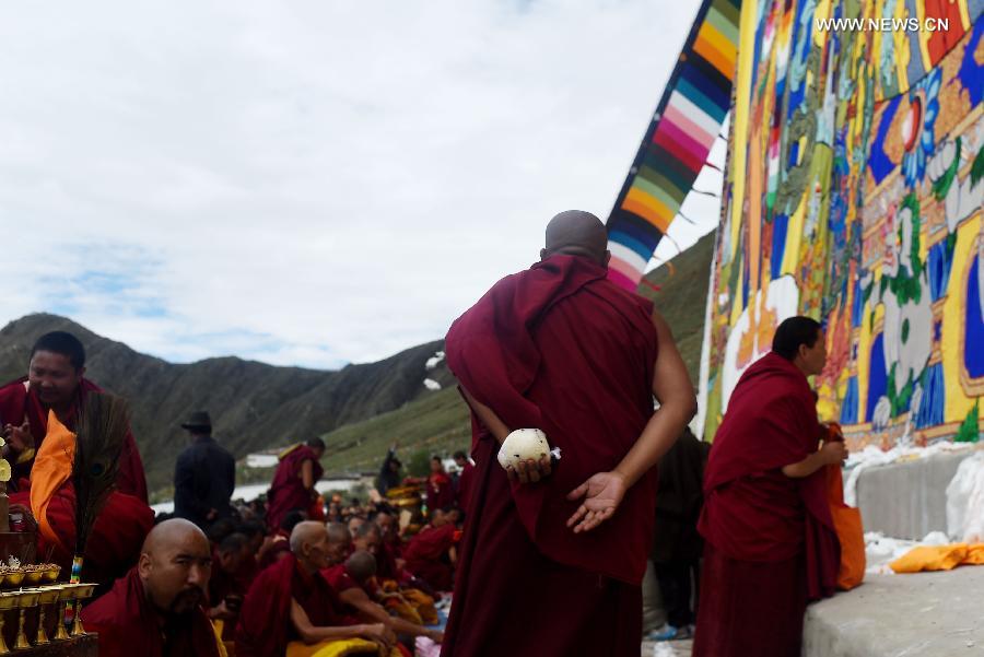 Buddhists attend Thangka worship activity in Tibet