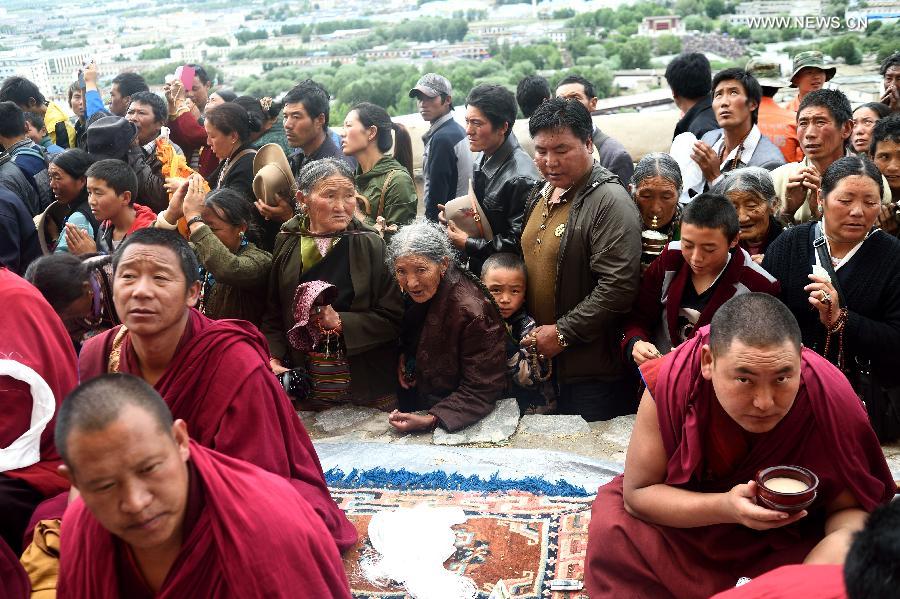 Buddhists attend Thangka worship activity in Tibet