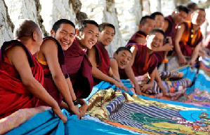 Buddhists attend Thangka worship activity in Tibet